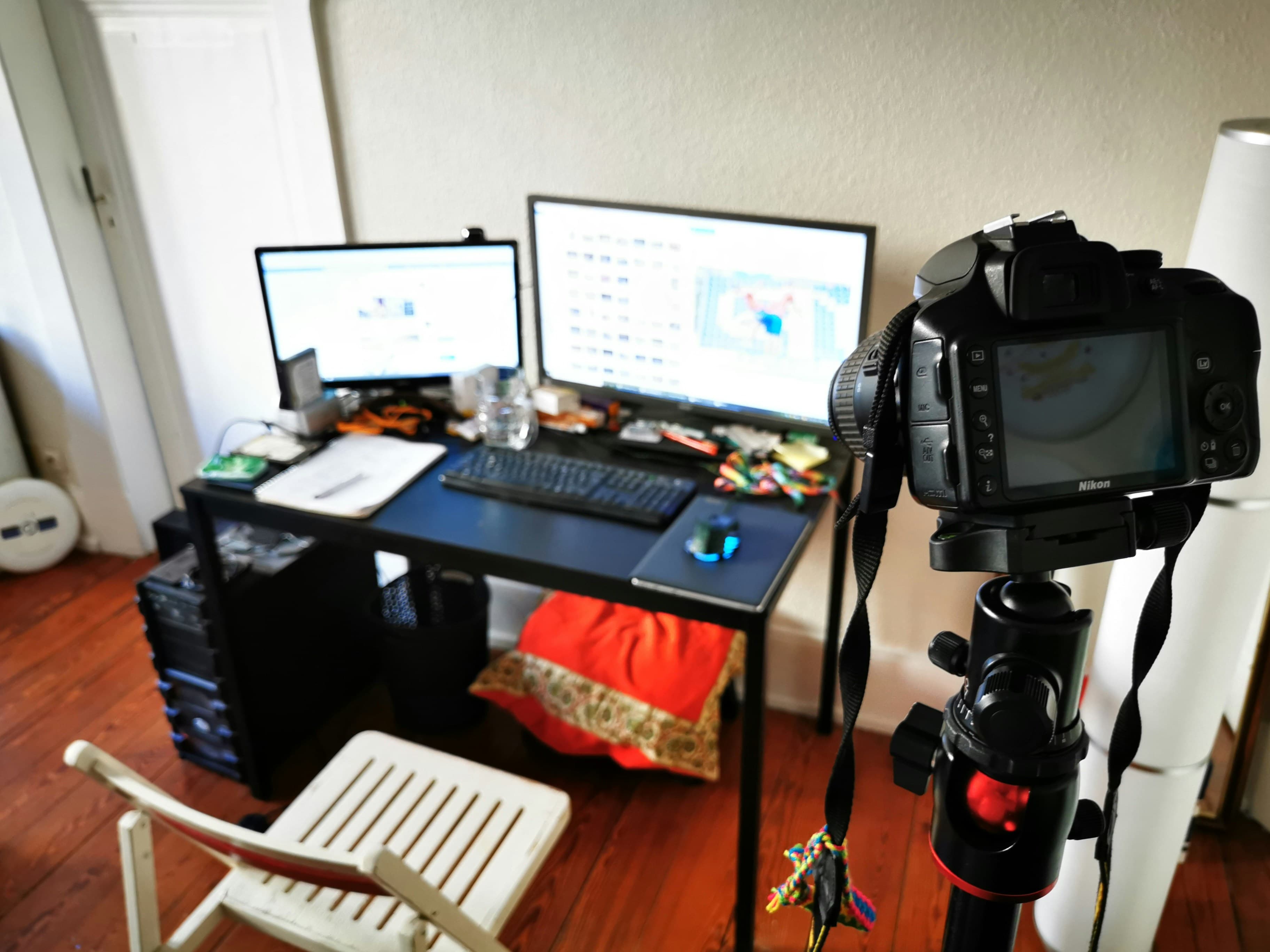 Puesto de trabajo con PC de escritorio armada y configurada por AbsolemTech