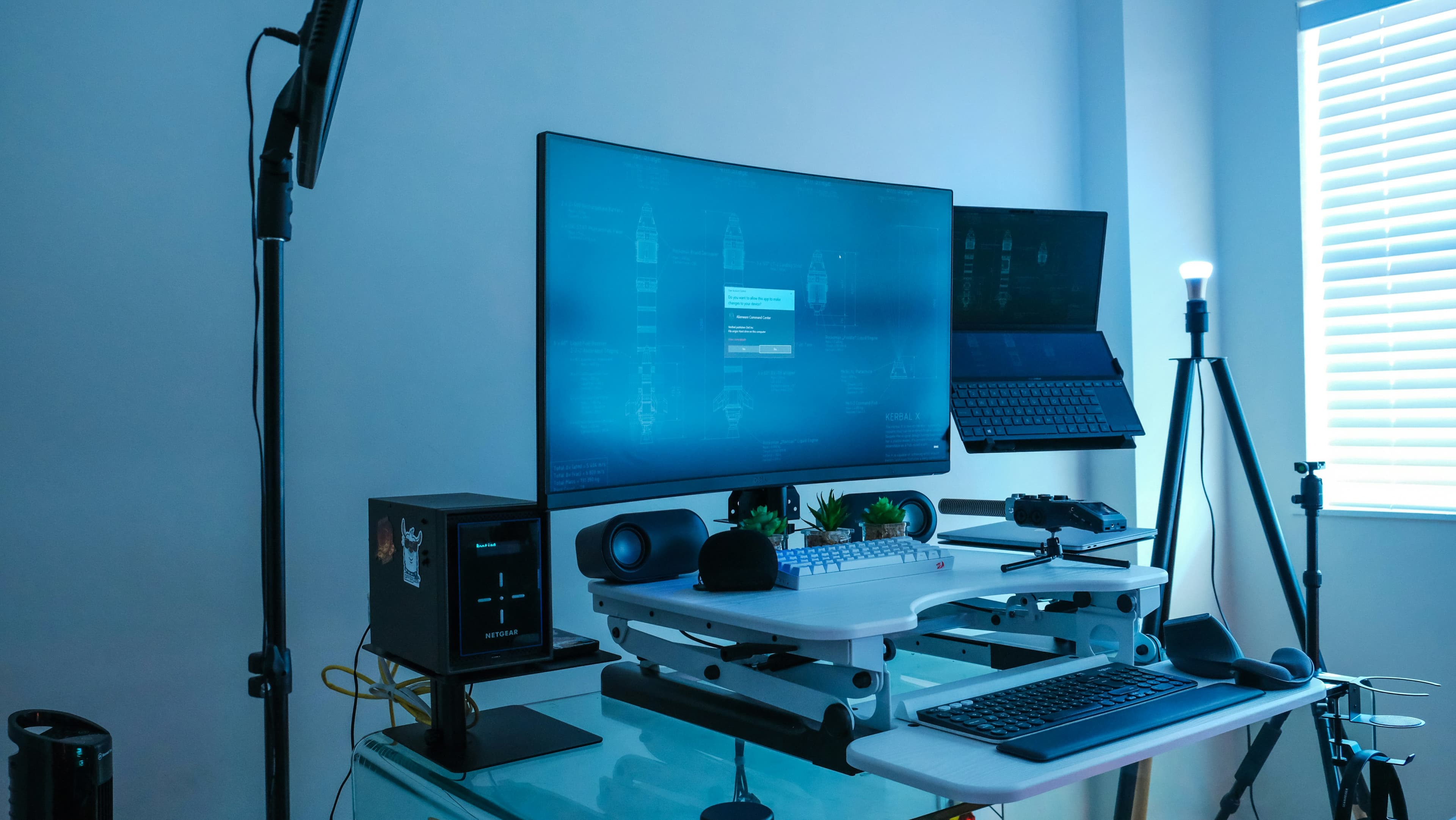Setup gamer completo con PC de escritorio, monitor e iluminación RGB